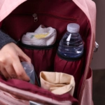 صورة حقيبة الأمومة زهري لمستلزمات الطفل (مع التطريز الاسم)