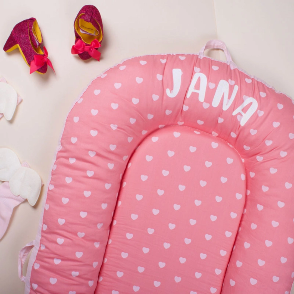 صورة سرير محمول وردي للأطفال (مع طباعة الاسم)