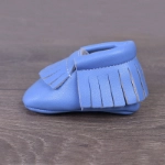 صورة حذاء جلد ناعم أزرق فاتح للأطفال (مع امكانية طباعة الاسم)