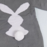 صورة  (مع تطريز الاسم) بدلة أرنب رمادية للطفل