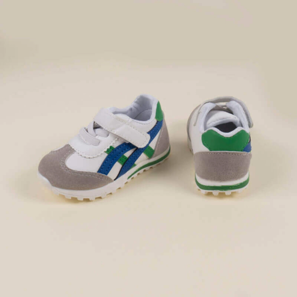 صورة حذاء رياضة باللونين الأزرق والأخضر للأطفال