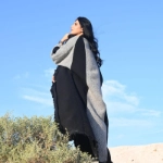 صورة بشت تصميم متوازي باللونين الأسود والرمادي للنساء