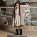 صورة معطف طويل بيج سعودي للأطفال