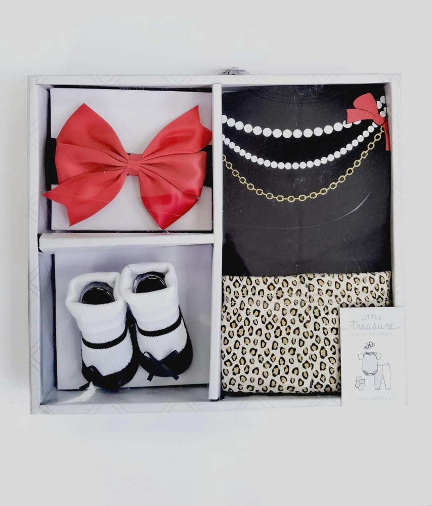 صورة صندوق هدايا للمواليد  من 4 قطع مع قلادة وطبعة جلد الفهد