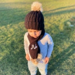 صورة طقم من قبعة صغيرة سوداء ووشاح للأطفال (مع إمكانية تطريز الإسم) - مناسبه لعمر المواليد الى 2 سنوات