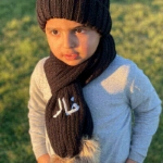 صورة طقم من قبعة صغيرة سوداء ووشاح للأطفال (مع إمكانية تطريز الإسم) - مناسبه لعمر المواليد الى 2 سنوات