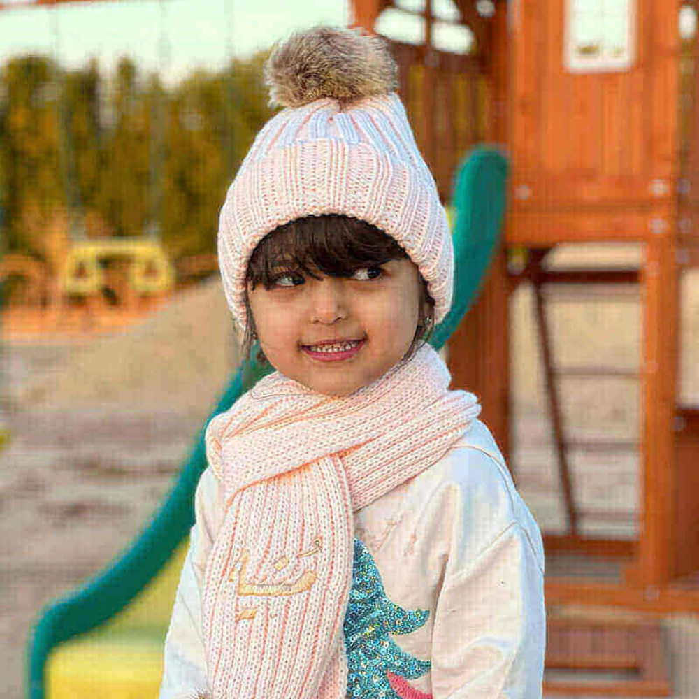صورة طقم من قبعة صغيرة وردي ووشاح للأطفال (مع إمكانية تطريز الإسم) - مناسبه لعمر المواليد الى 2 سنوات