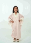 صورة كيمونو أبيض مع فستان الخط العربي الماروني لحديثي الولادة
