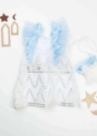 صورة فستان قرقيعان مزين بالترتر باللونين الأبيض والأزرق مع عصابة رأس وحقيبة كتف لحديثي الولادة